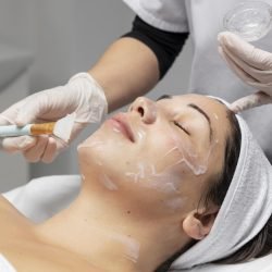 mujer-teniendo-tratamiento-facial